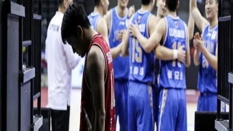 “中超第2轮：申花与国安战平 对决亮点回顾”